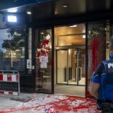 La Mission d'Israël auprès des Nations unies à Genève a été visée par des manifestants propalestiniens. KEYSTONE/MARTIAL TREZZINI